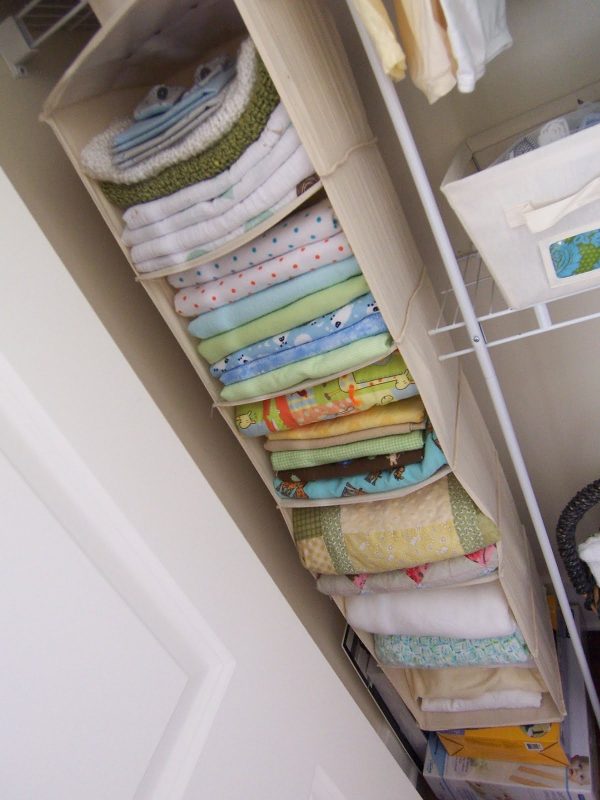 как складывать постельное белье в шкафу