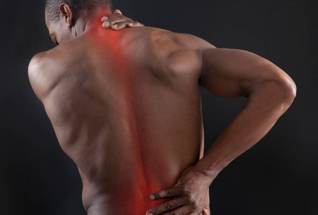Болит сорванная спина. Дернуть спину. Надрыв мышцы спины симптомы. Потянул спину.